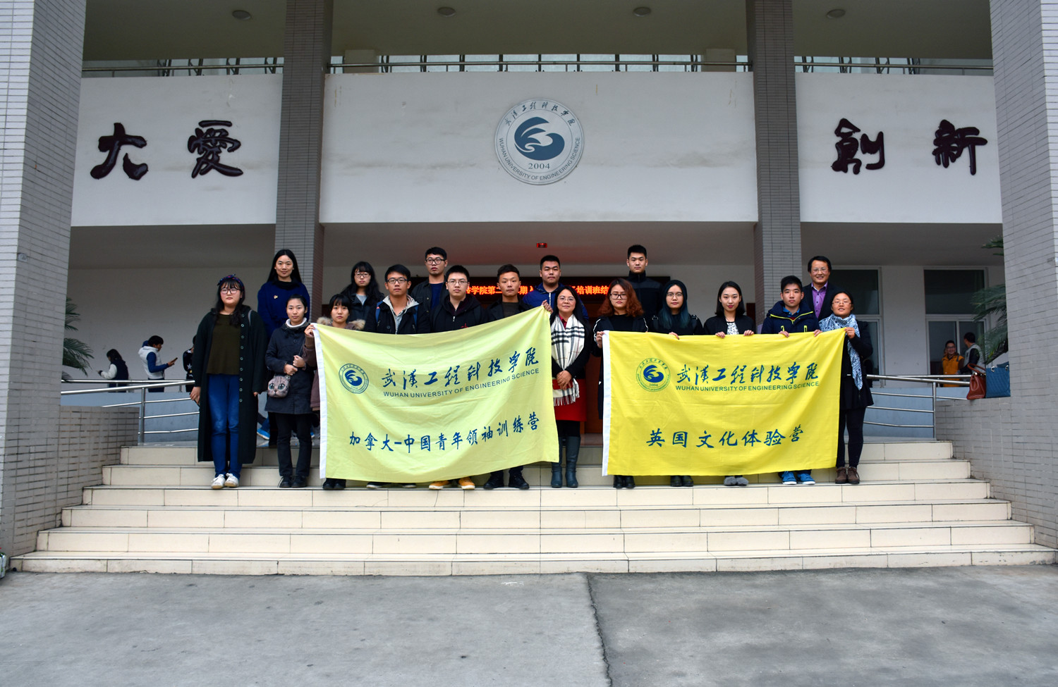 张南红与即将出行的海外课堂学子合影.jpg
