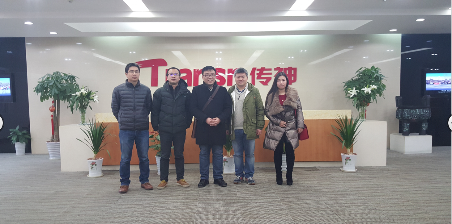 代表团（外语学院）与传神负责人合影.jpg