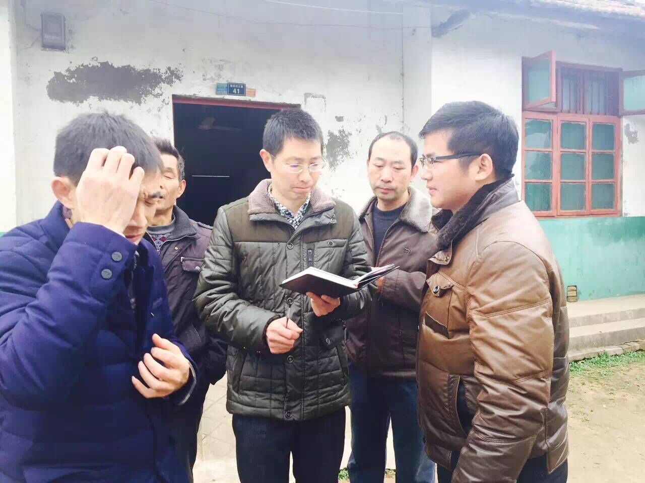 2016.2.23工作组甘巍书记（右一）到贫困户家长了解情况.jpg
