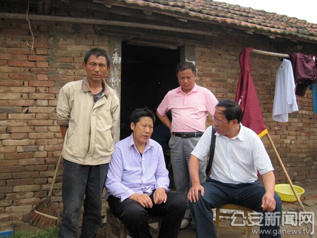 周跃走访特困户赵月明.jpg