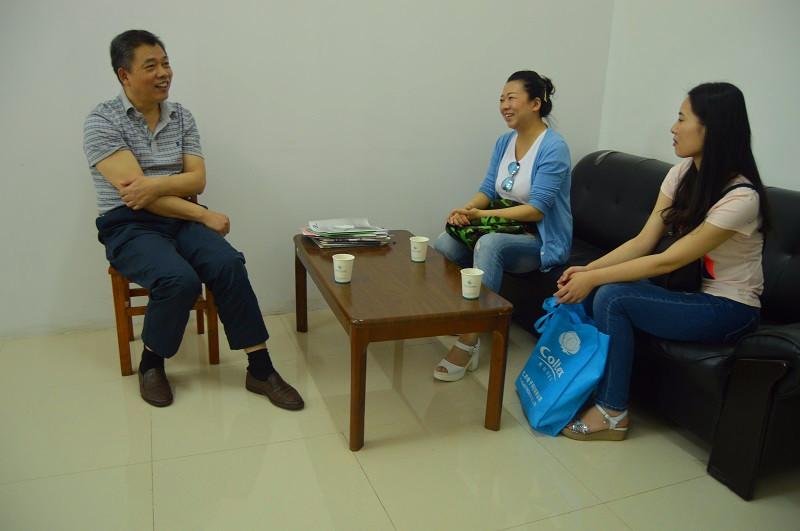 张友纯与亿力电子人事经理朱微洽谈宣讲会具体安排.JPG
