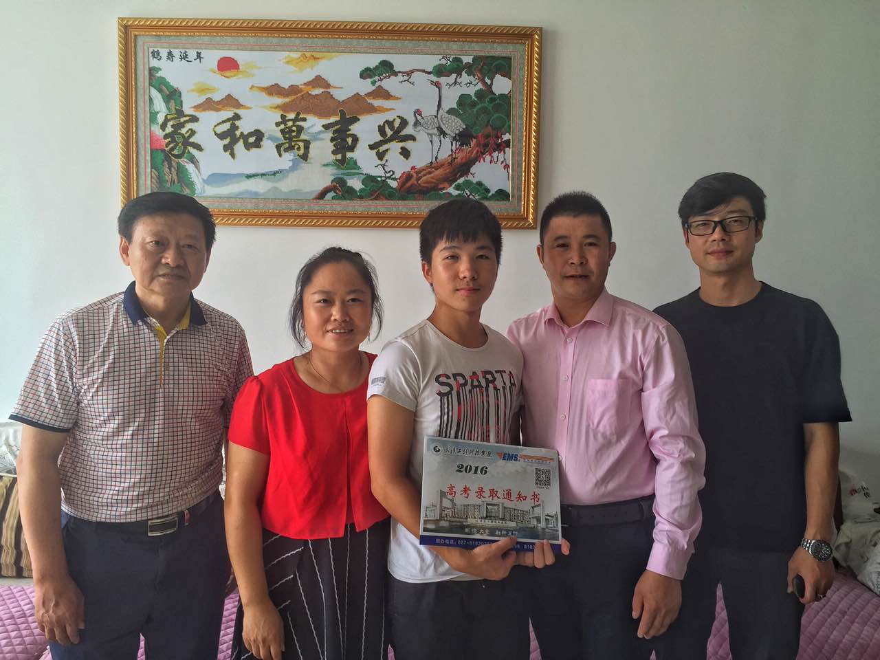 3派送录取通知书艺术状元湖北荆州考生黎凡莉.JPG