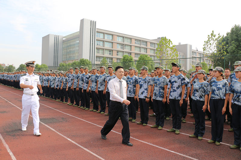 王校长阅兵.jpg