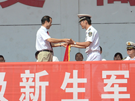 曹校长授旗.jpg