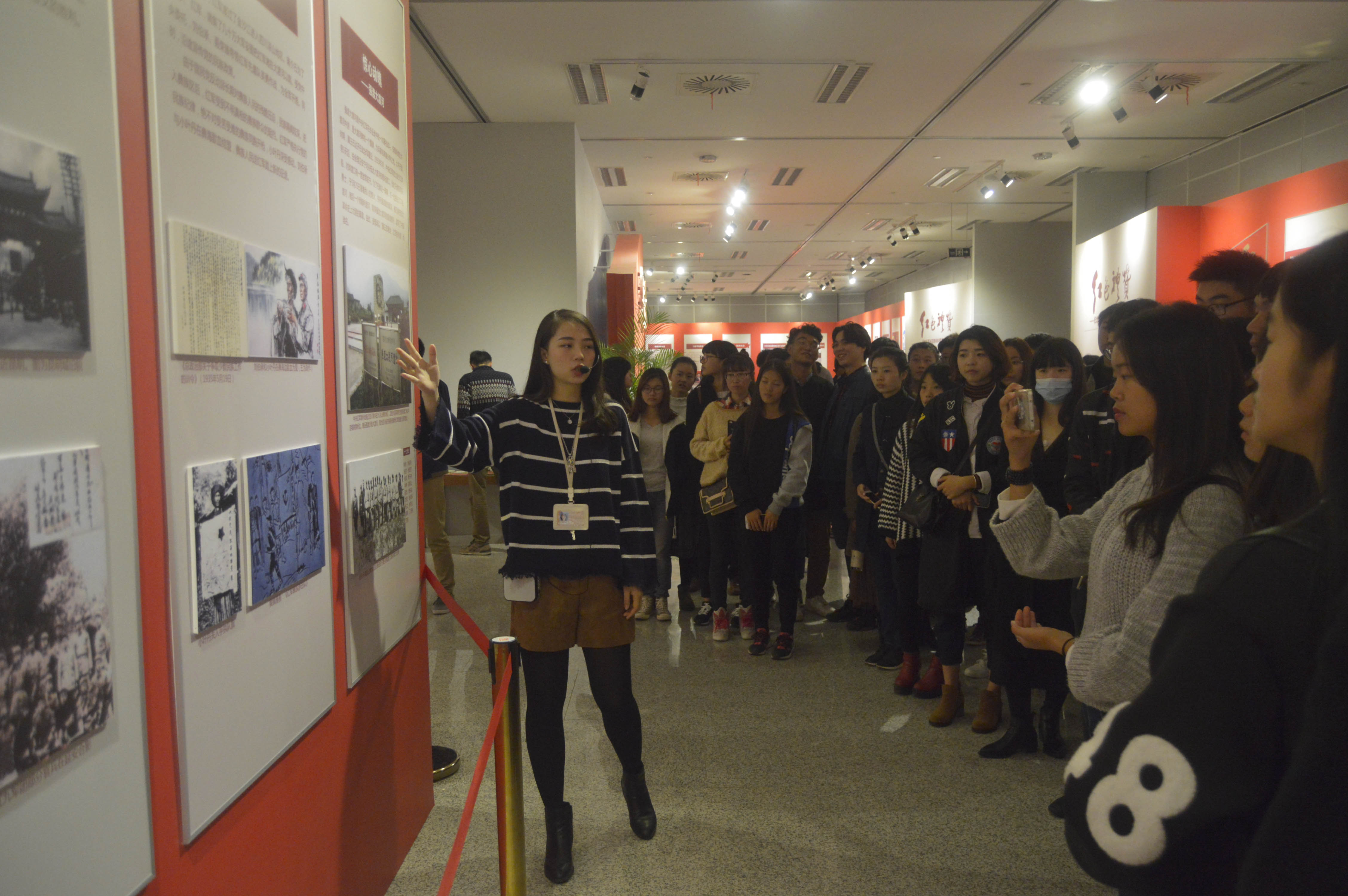 摄影记者秦一飞 图编龚庆 邓雨晗.jpg