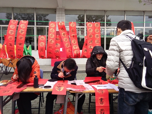 20161214金翼书画协会写春联送春联 摄影记者 昝玲玉 丁烯 图编 邬贝 (1).jpg