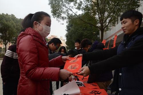 20161214金翼书画协会写春联送春联 摄影记者 昝玲玉 丁烯 图编 邬贝 (4).jpg