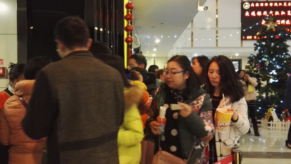 校工会组织教职工观看电影《长城》