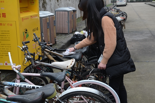 校志愿者化身雷锋清洁校园单车