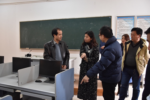 校领导带队全面排查我校教学设备