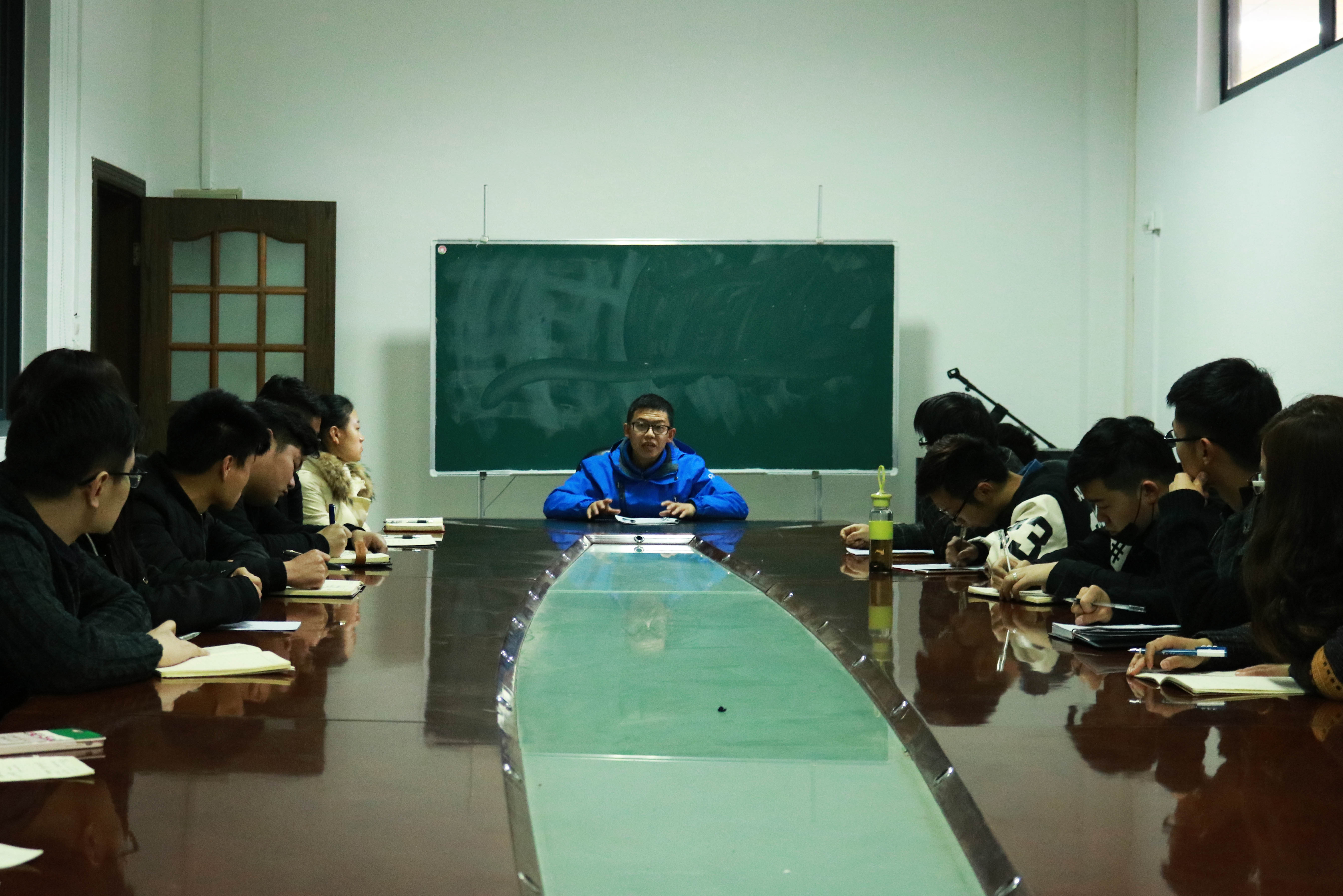 大学生创新创业孵化基地召开全体创业团队座谈会