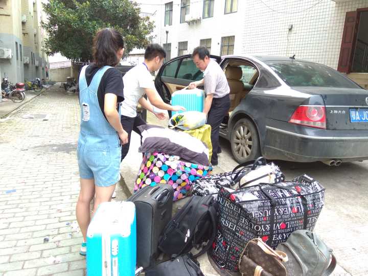 程书记开车帮学生搬寝室.jpg