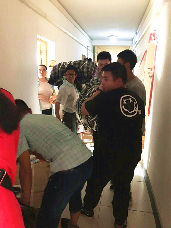 李毅书记亲自帮学生扛大件_副本.jpg