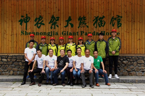 与大熊猫馆人员合影.JPG