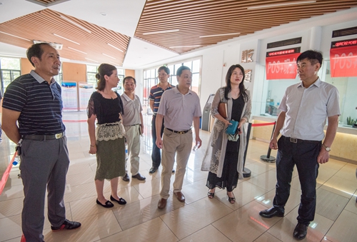 校领导检查迎新现场 籍鹏飞.jpg