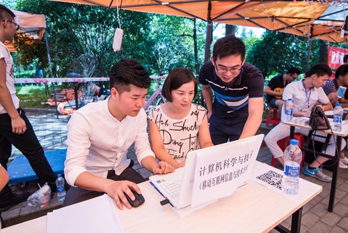 迎新现场9月8日上午 籍鹏飞 (1).jpg