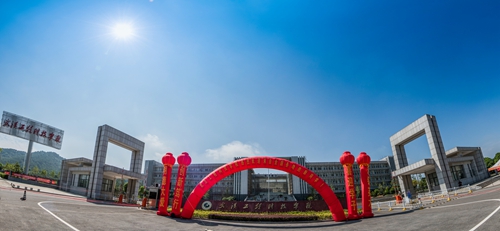 大门 籍鹏飞 (1).jpg