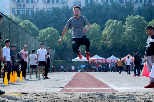 男子跳远冠军  简夏莉.jpg