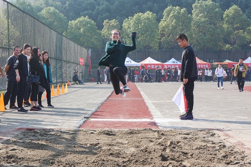 教工男女子跳远实习记者范曦蔚 (2).jpg