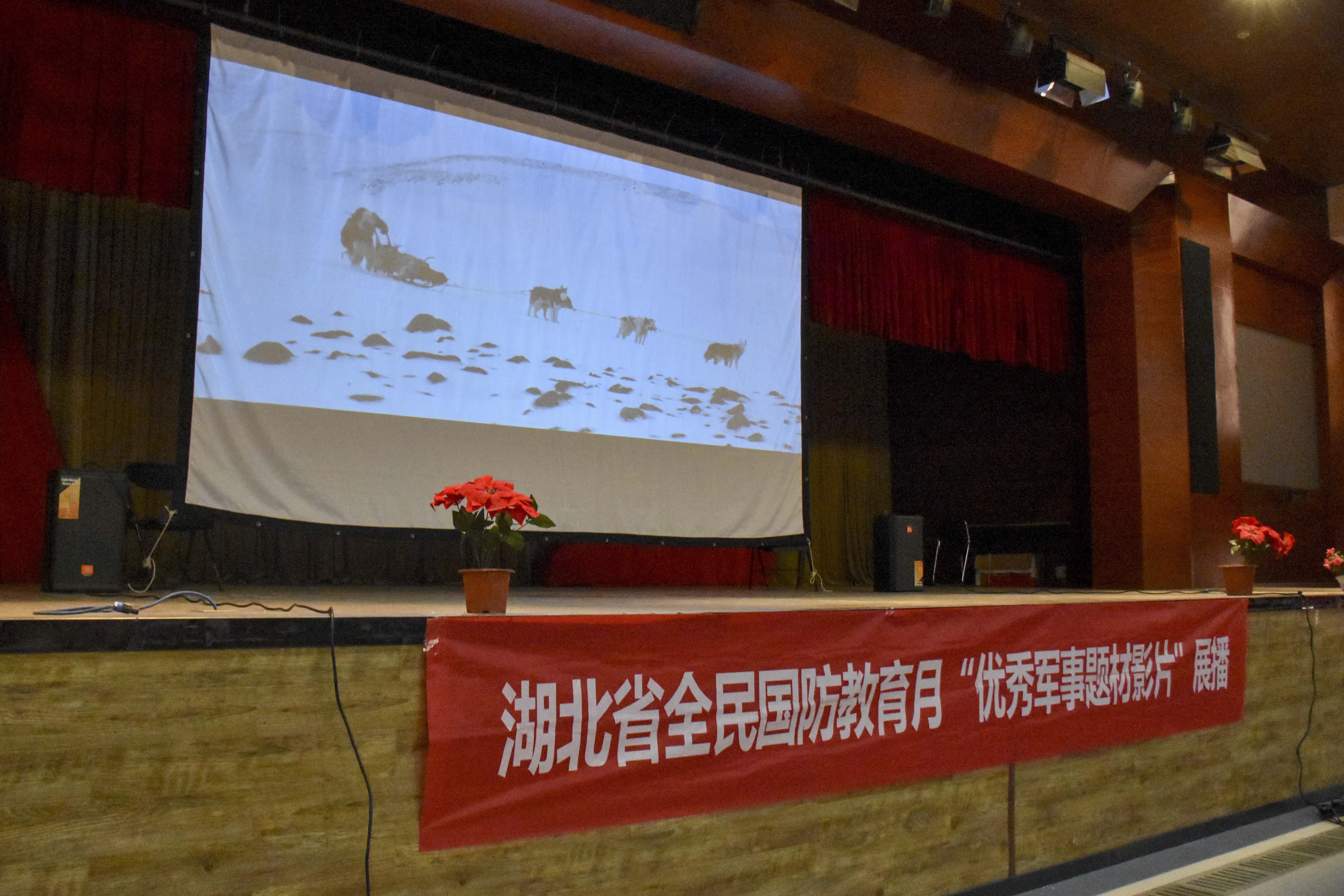 20171207爱国教育影片《战狼》观影实习摄影记者 唐瑜婕 (1).jpg