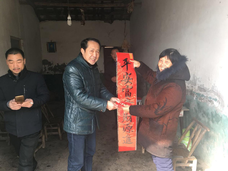 校领导为困难村民送春联_副本.jpg