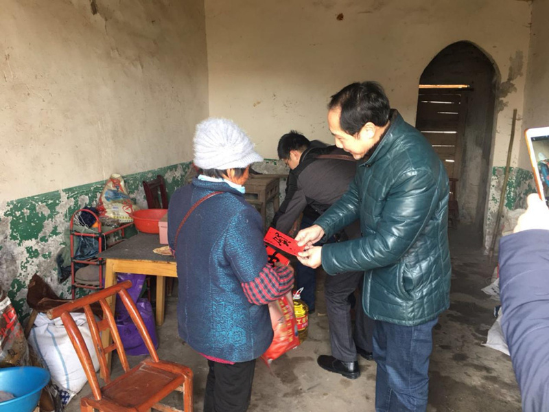 校领导为困难村民送去慰问金_副本.jpg