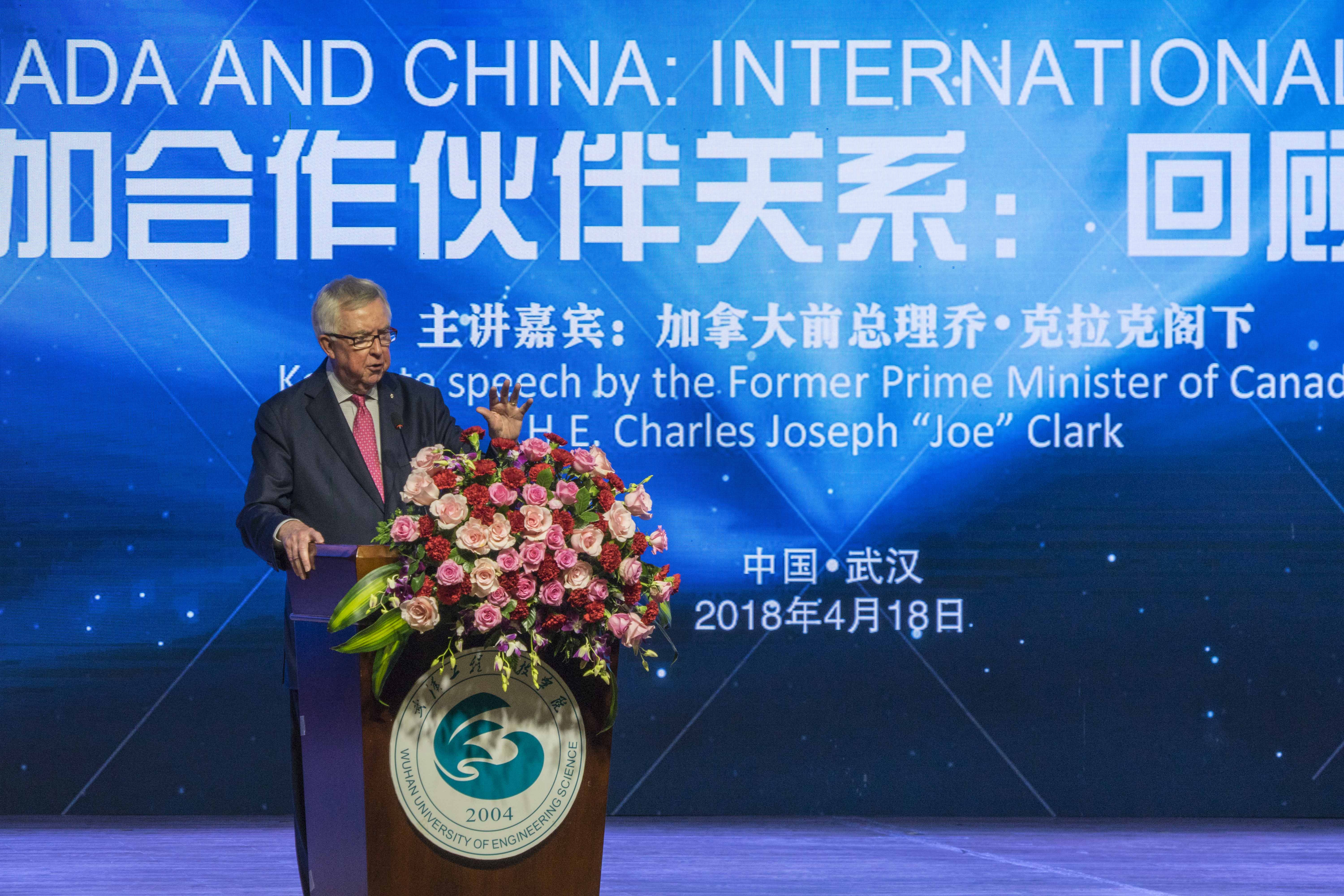 报告厅演讲 2.jpg