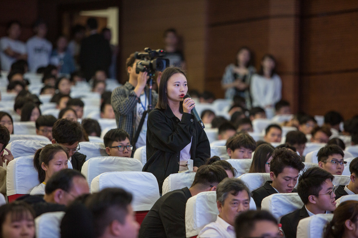 报告厅演讲学生提问.jpg