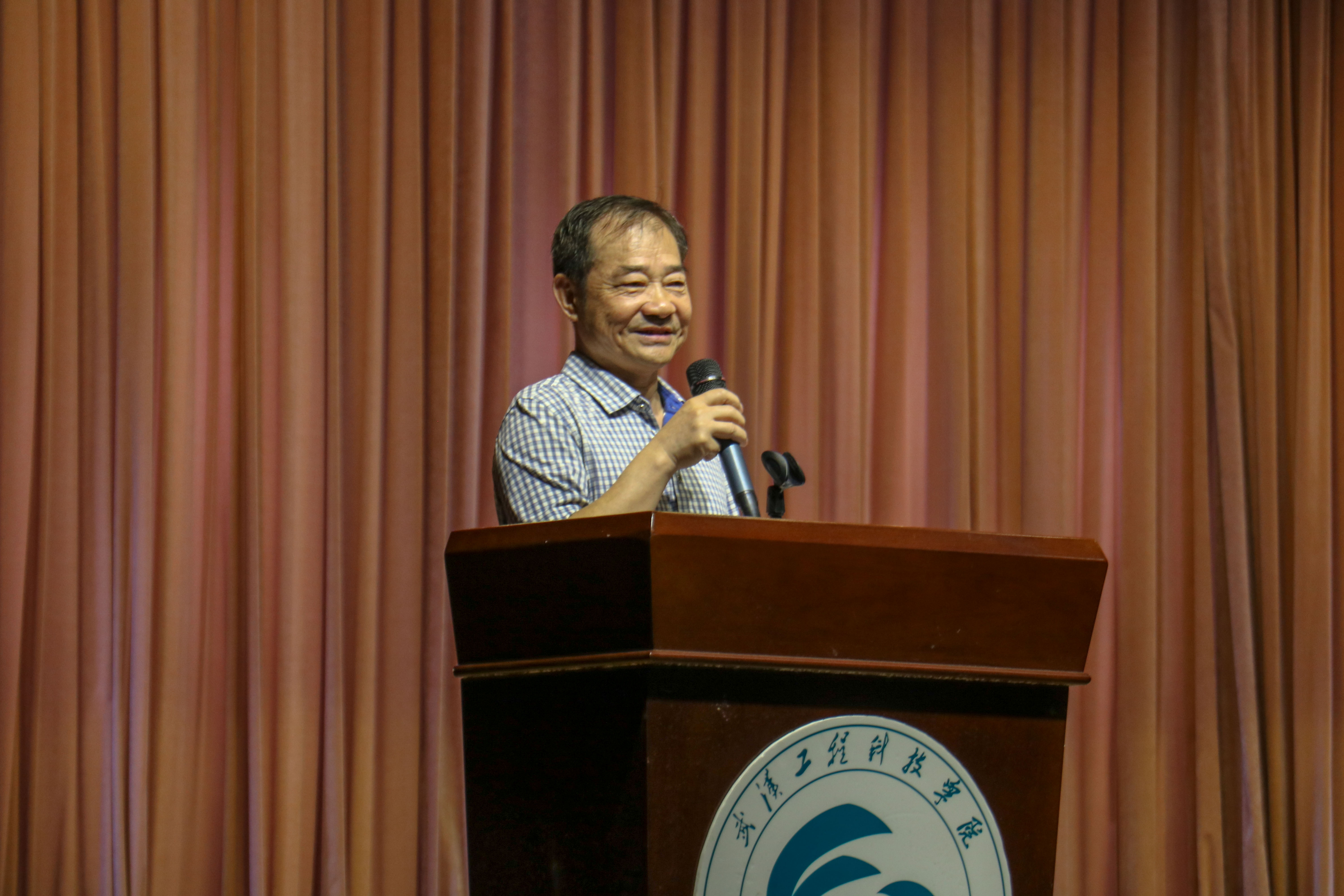 教职工培训大会 杨雨霖摄.jpg
