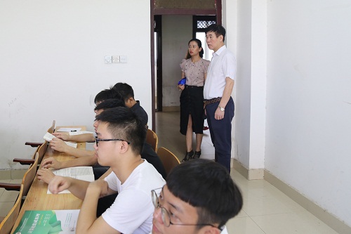 三教查课 赵炜剑摄 (2).jpg