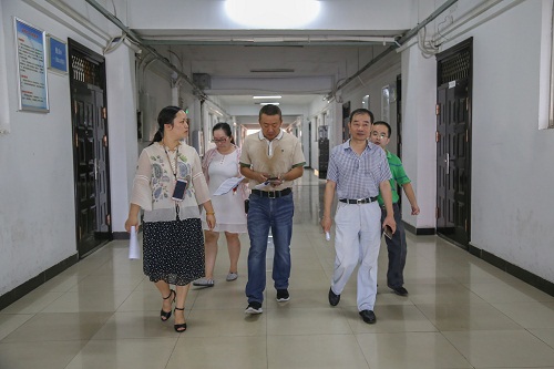 二教查课 陈政燃摄 (6).jpg