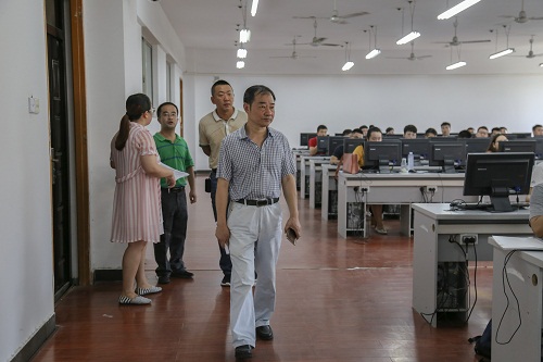 二教查课 陈政燃摄 (4).jpg