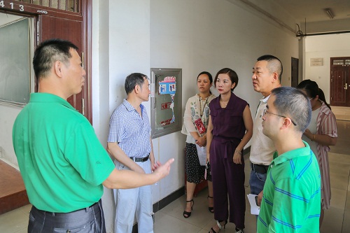 二教查课 陈政燃摄 (8).jpg