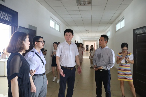 三教查课 赵炜剑摄 (6).jpg