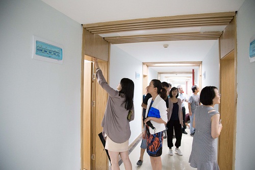 校领导检查寝室 陈政燃摄 (7).jpg