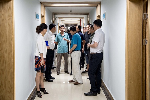 校领导检查寝室 陈政燃摄 (8).jpg