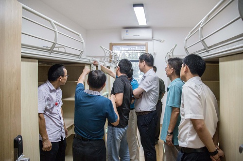 校领导检查寝室 陈政燃摄 (6).jpg