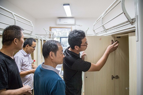 校领导检查寝室 陈政燃摄 (5).jpg