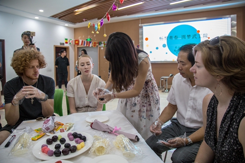 机电班会 做月饼 陈政燃摄 (11).jpg