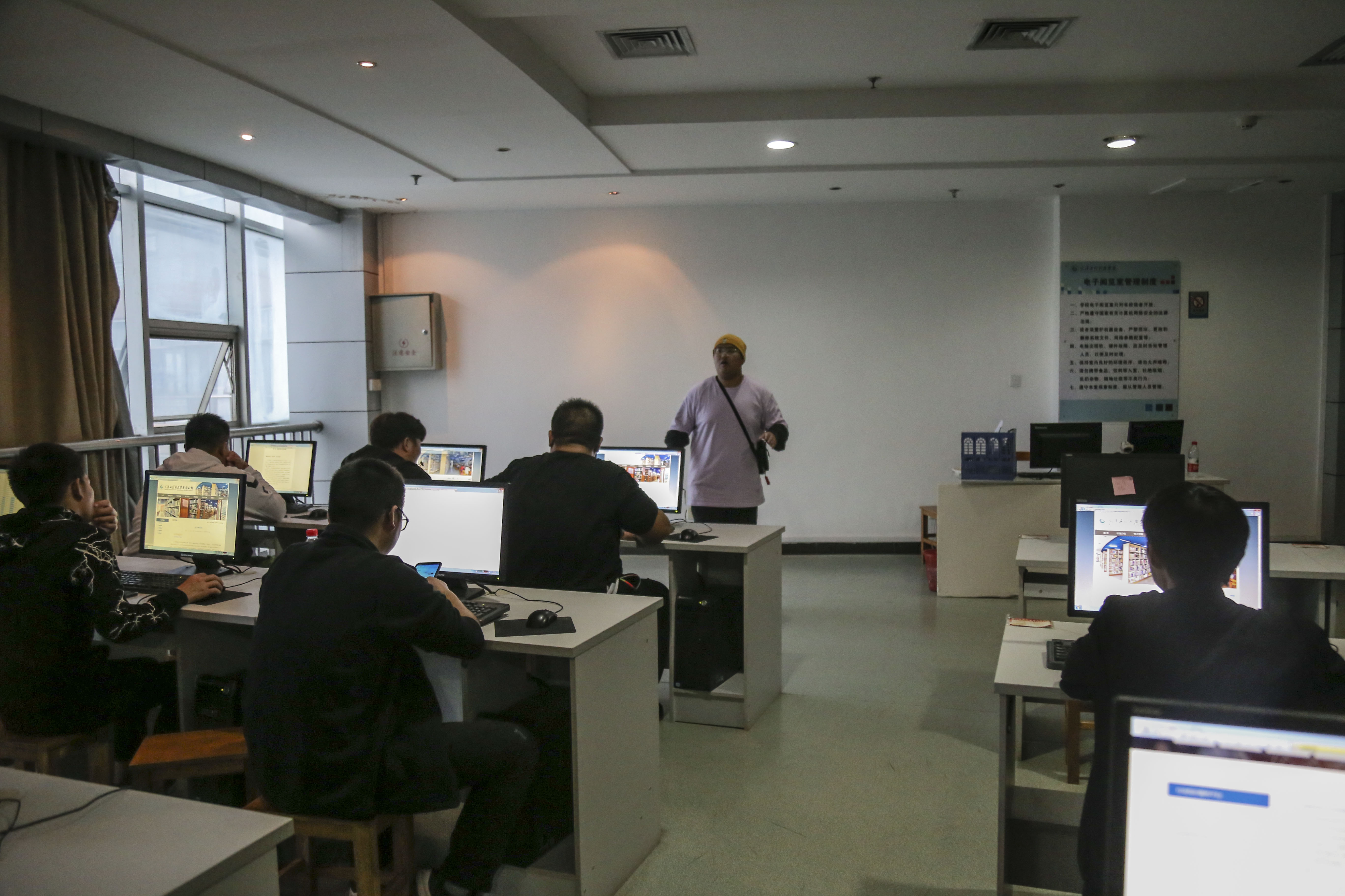 20181022图管会电子资源讲解实习记者摄影李婧 (3).JPG