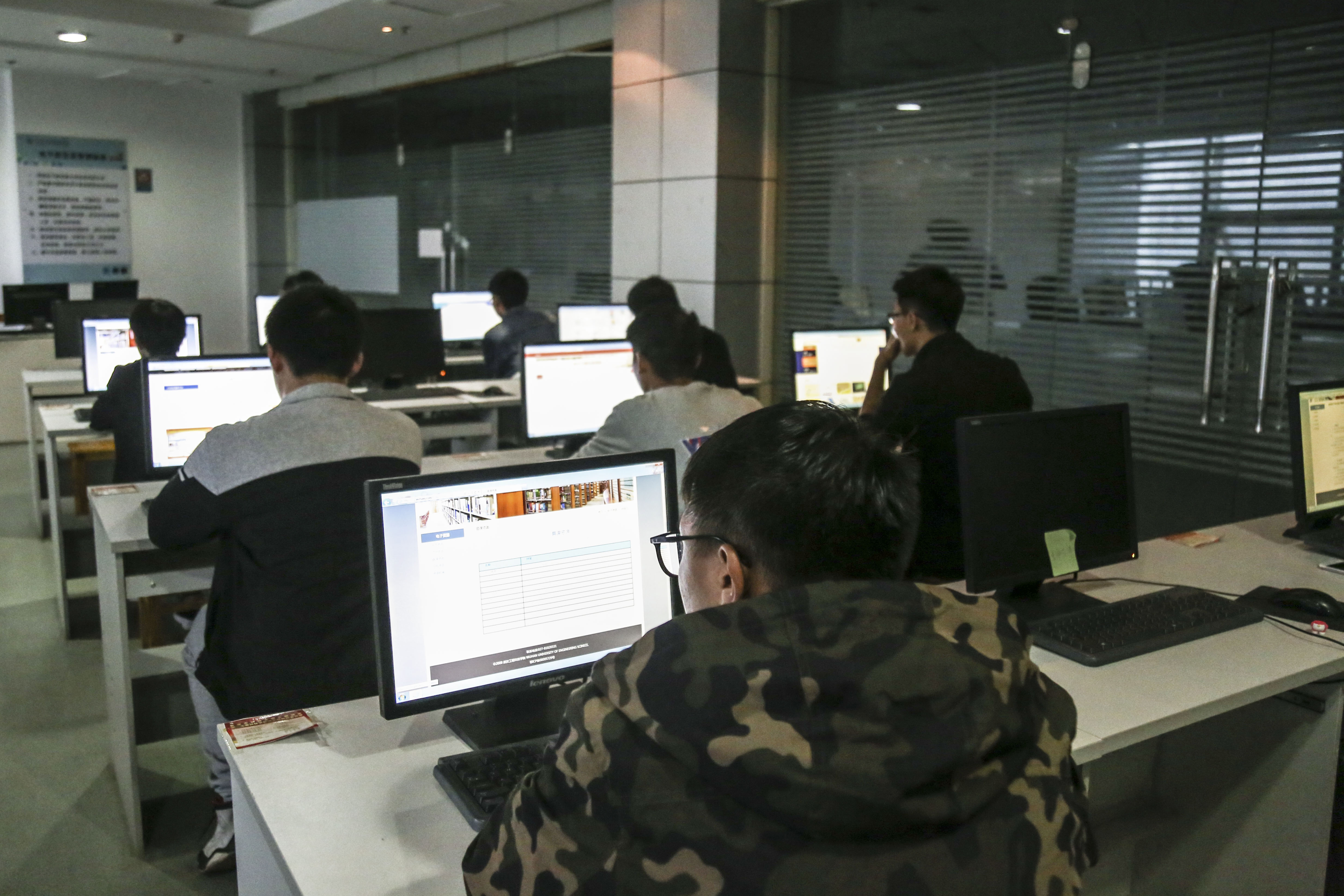 20181022图管会电子资源讲解实习记者摄影李婧 (2).JPG