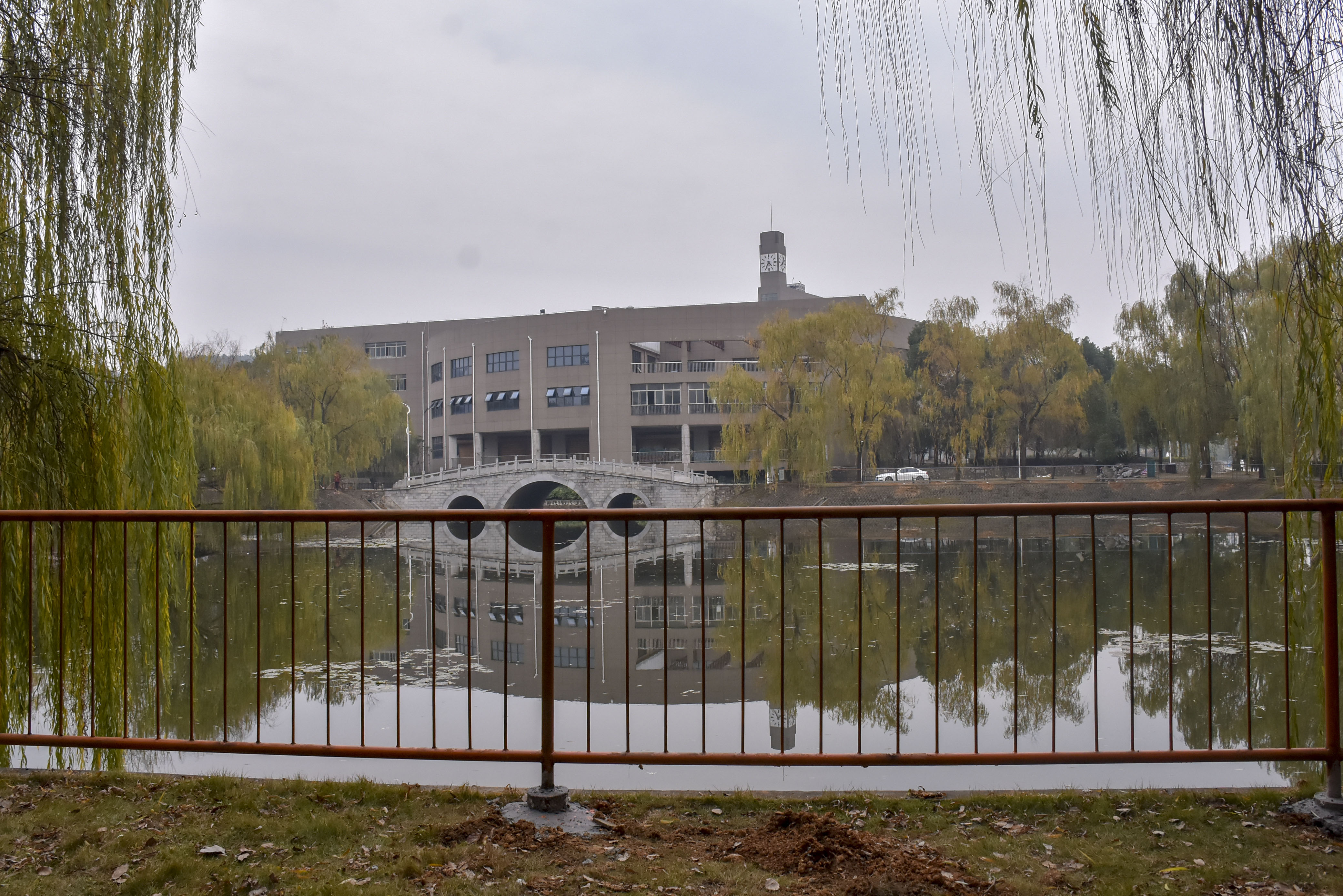 20181214明心湖装护栏 实习摄影记者 马星宇 (7).jpg