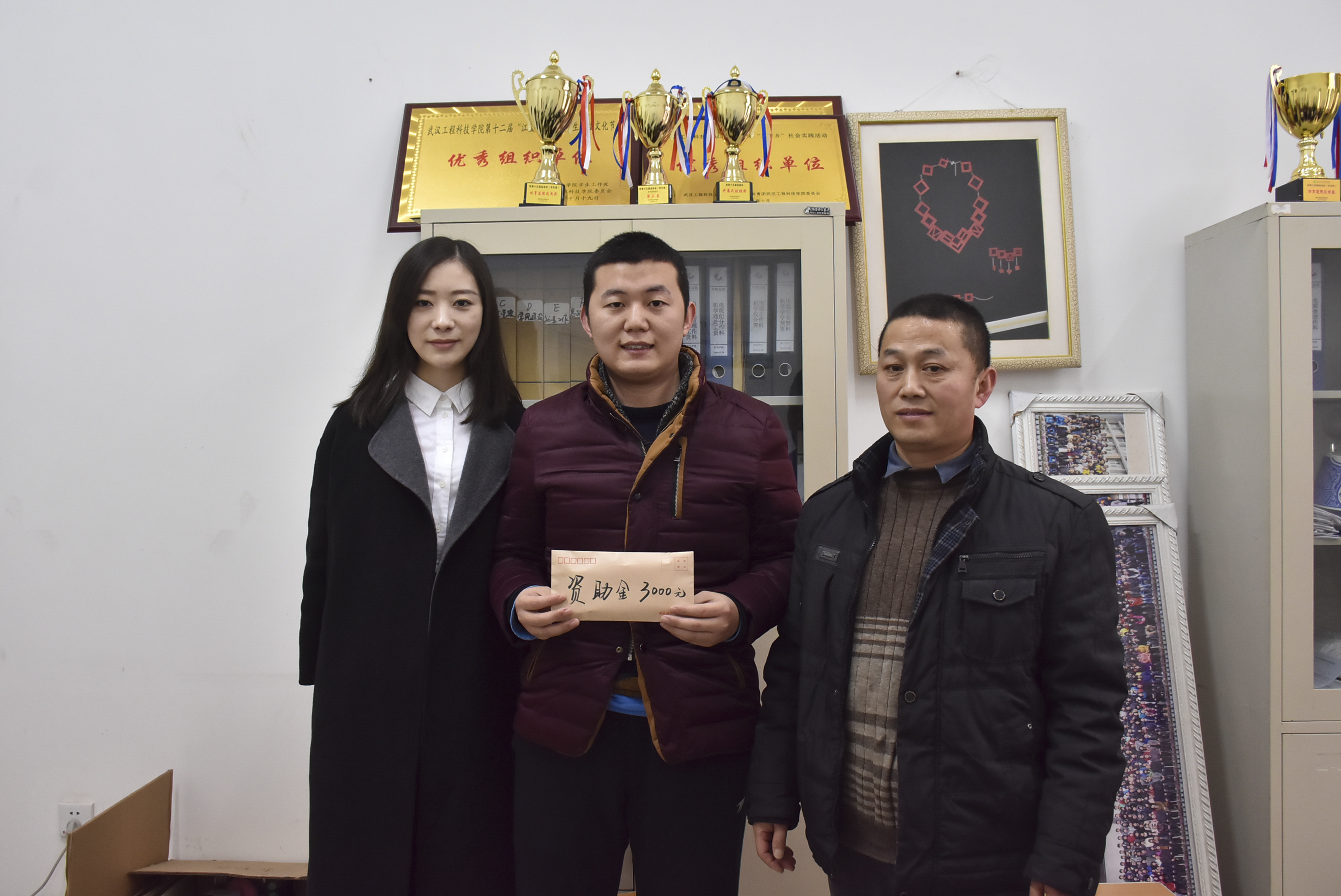 20181220郭老师为考研学子转交爱心人士的助款 实习摄影记者马星宇(6).jpg