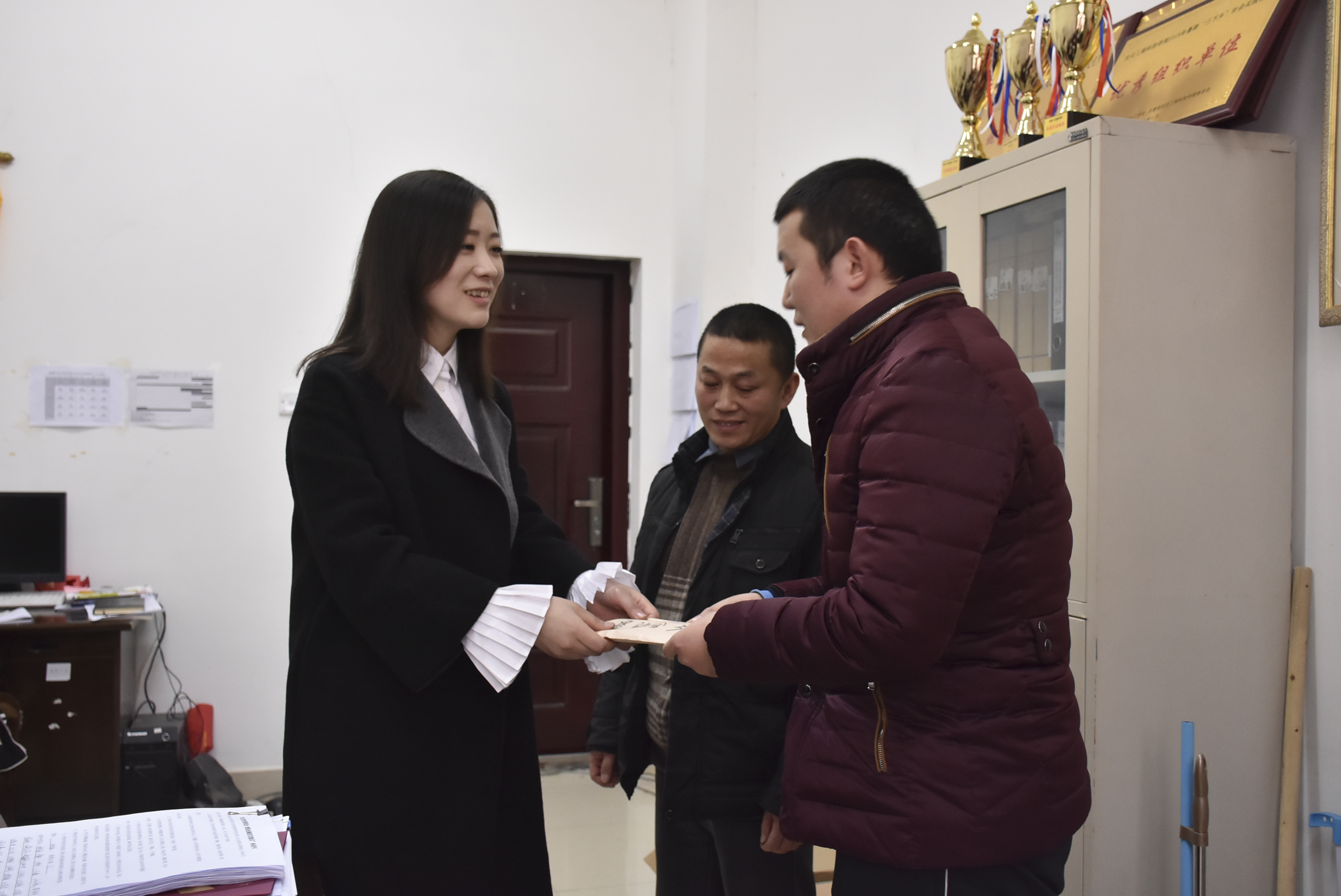 20181220郭老师为考研学子转交爱心人士的助款 实习摄影记者马星宇(5).jpg