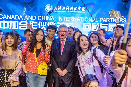 2018-4-18克拉克夫妇到我校访问-籍鹏飞 摄 (22).jpg