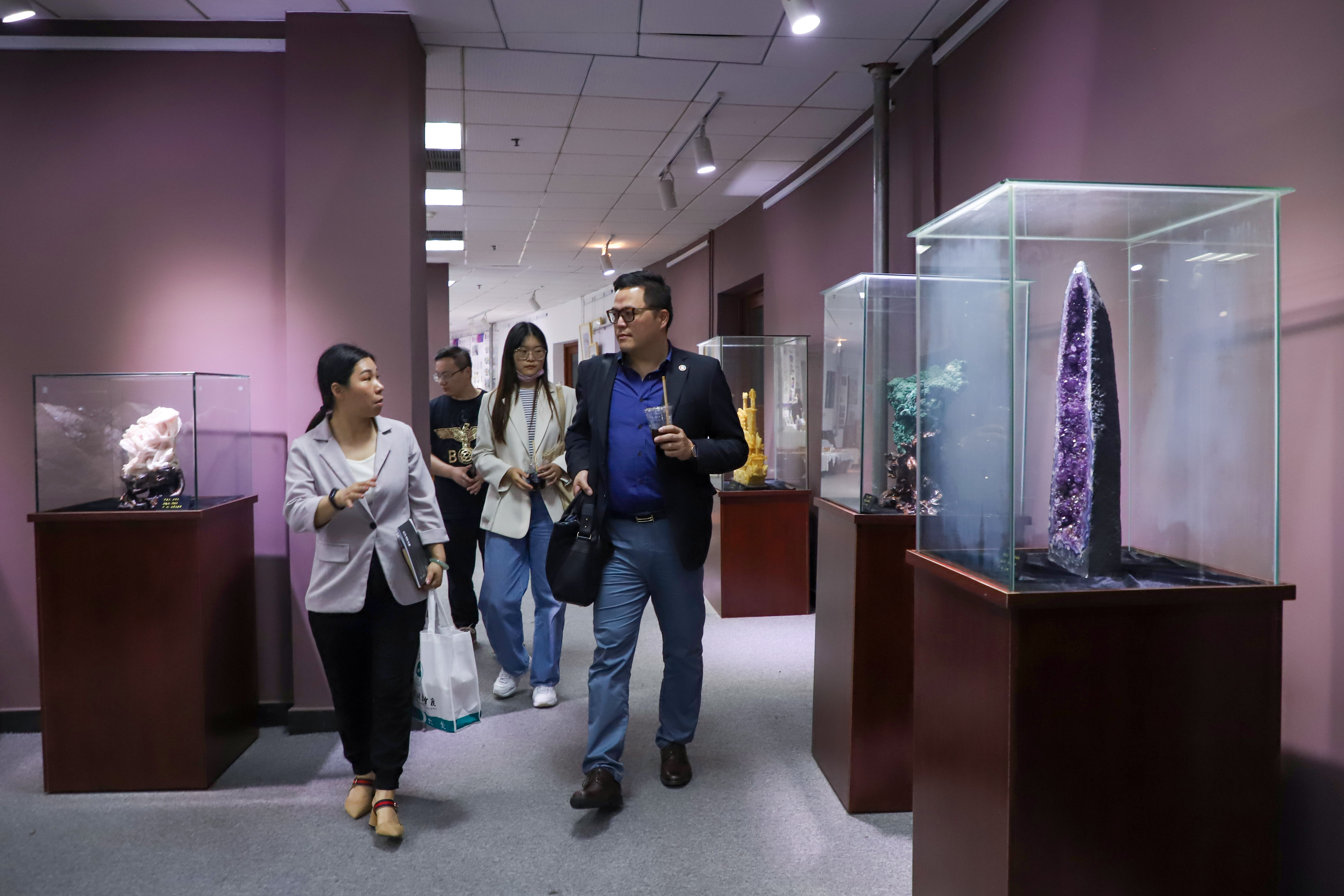 王辰羽格 (4) 参观艺传学院.JPG