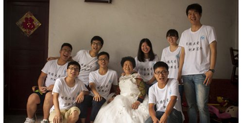 【长江网】90后大学生组团为老人圆“婚纱梦”