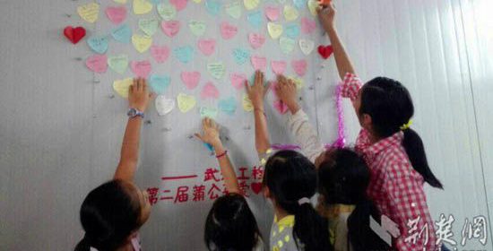 【荆楚网】武汉大学生为108名贵州山区留守儿童实现心愿(组图)