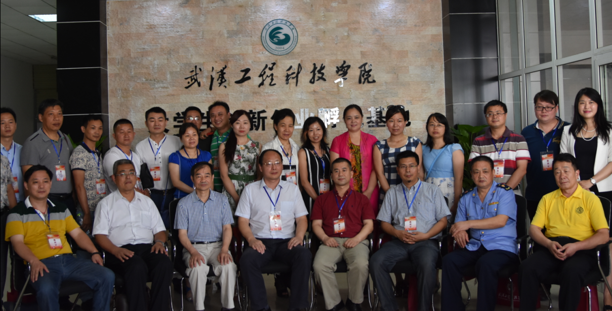 大学生创新创业孵化基地揭牌仪式在我校隆重举行