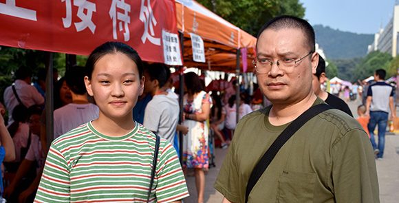 【长江网】42岁大叔考取武汉高校 与15岁女孩成同班同学